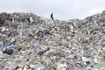 Video: Thị trấn "bẩn" nhất thế giới, rác "cao" hơn tháp Eiffel