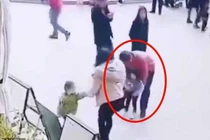 Video: Bắt cóc bé gái hai tuổi ngay trước mắt người thân