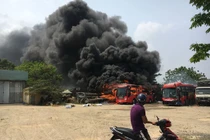 Xe khách giường nằm đang đậu bỗng cháy rụi