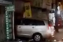 Video: Ô tô lao thẳng vào nhà tông bay 2 người