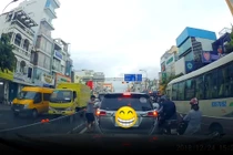 Video: Ném rác bừa bãi xuống đường, người lái xe nhận cái kết bất ngờ