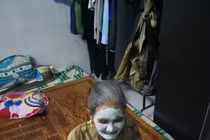 Người bà đáng yêu nhất hệ mặt trời: Bắt chước cháu đắp mặt nạ và cái kết