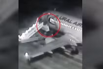 Video: Thang máy bay bị sập, hành khách rơi xuống đường băng