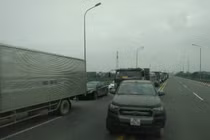 Ảnh: Ô tô nối đuôi nhau hàng dài trên QL32 vì kích cầu Vĩnh Thịnh