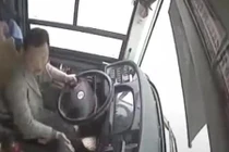 Video: Bị nhắc khi cho con tè trên xe, bà mẹ "tẩn" tài xế xe bus