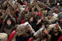 Video: Lễ diễu hành kỳ lạ đón năm mới ở Romania