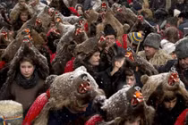 Video: Lễ diễu hành kỳ lạ đón năm mới ở Romania