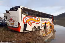 Video: Xe bus đấu đầu xe ben, 24 người thiệt mạng