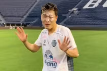 Video: Lương Xuân Trường "quẩy hết mình" với fan girl Thái