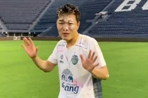 Video: Lương Xuân Trường "quẩy hết mình" với fan girl Thái