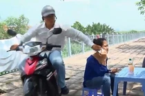 Video: Pha cướp điện thoại nhanh như chớp khiến nạn nhân ngơ ngác