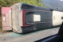 Đang phi xe máy, thanh niên 16 tuổi bị xe khách lật đè tử vong