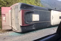 Đang phi xe máy, thanh niên 16 tuổi bị xe khách lật đè tử vong