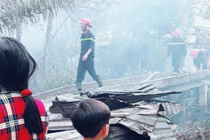 Nhậu say mềm người, thiếu niên đốt nhà mình cháy luôn nhà hàng xóm