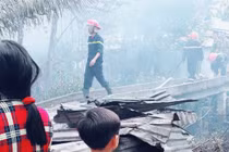 Nhậu say mềm người, thiếu niên đốt nhà mình cháy luôn nhà hàng xóm