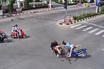 Video: Xe máy sang đường kiểu cảm tử, xe tải phanh cháy lốp