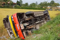 Video: Bí kíp thoát thân cần thiết khi xe buýt bị lật, bị cháy