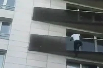 Video: Thót tim giải cứu bé trai treo lơ lửng ở tầng 4 chung cư