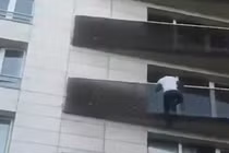 Video: Thót tim giải cứu bé trai treo lơ lửng ở tầng 4 chung cư