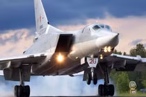 Video: Khoảnh khắc kinh dị oanh tạc cơ Tu-22M3 gãy đôi trên không