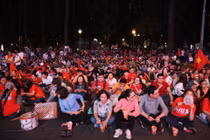 Người dân TP HCM tràn ra đường Lê Duẩn xem trận Việt Nam-Nhật Bản