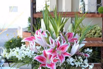 5 loại hoa đẹp nhưng cấm cắm trên bàn thờ kẻo cả đời không có tài lộc