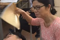 Video: Nam sinh ngủ gật được cô giáo “quạt mát” gây sốt