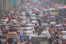 Video: Công nhân ngày đêm đánh chuyển cây, gấp rút mở rộng đường Láng