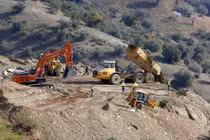 Video: Giải cứu bé trai 2 tuổi mắc kẹt một tuần trong lỗ khoan 70m