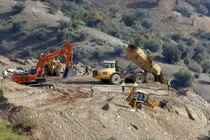 Video: Giải cứu bé trai 2 tuổi mắc kẹt một tuần trong lỗ khoan 70m