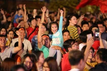 Video: CĐV khóc, cười, hụt hẫng đến vỡ òa trong loạt penalty Việt Nam - Jordan