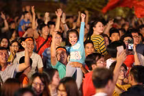 Video: CĐV khóc, cười, hụt hẫng đến vỡ òa trong loạt penalty Việt Nam - Jordan