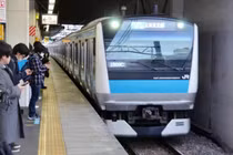 Video: Lý do bất ngờ đằng sau ánh đèn xanh tại ga tàu Nhật Bản
