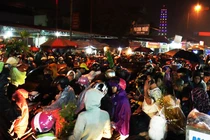 Video: Dòng người đội rổ rá chen nhau mua gì ở chợ Viềng đêm mưa?