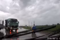 Video: Xe container đua nhau lấn đường, vượt ẩu kinh hoàng trên Quốc lộ 5