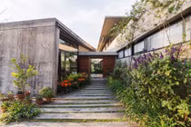 Căn nhà quái lạ mà sang chảnh của đôi vợ chồng trẻ