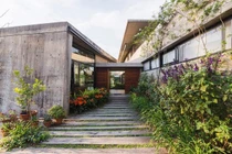 Căn nhà quái lạ mà sang chảnh của đôi vợ chồng trẻ