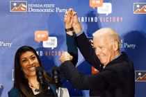 Phó Tổng thống Mỹ bị tố đụng chạm "thiếu chuẩn mục" với phụ nữ