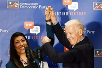 Phó Tổng thống Mỹ bị tố đụng chạm "thiếu chuẩn mục" với phụ nữ