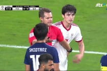 Video: Tiền đạo Iran suýt no đòn vì tát cầu thủ Nhật Bản