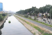 Video: Bịt mũi trên con đường đi bộ dài nhất Hà Nội