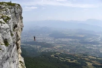 Video: Cuộc thi “đi bộ trên trời” khiến người xem hú vía