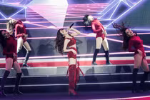 Bảo Anh mặc nóng, khoe hình xăm gợi cảm đốt mắt khán giả