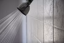 Bố dượng tử vong khi cứu con gái bị điện giật trong nhà tắm