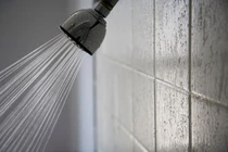 Bố dượng tử vong khi cứu con gái bị điện giật trong nhà tắm