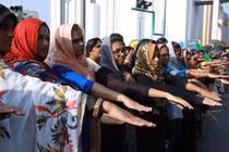 Video: 5 triệu phụ nữ Ấn Độ xếp hàng rào dài 620km đòi bình đẳng