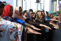 Video: 5 triệu phụ nữ Ấn Độ xếp hàng rào dài 620km đòi bình đẳng