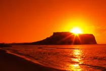 Video: Bên trong khách sạn đặc biệt ngắm mặt trời mọc 16 lần/ ngày