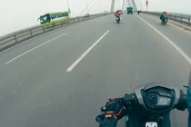 Video: Exciter "phóng như điên", va chạm xe máy và gây lật xe tải