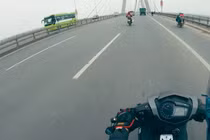 Video: Exciter "phóng như điên", va chạm xe máy và gây lật xe tải